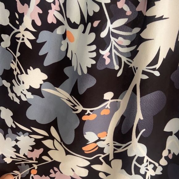 Black & Blue Floral Sleeveless Blouse - Picture 9 of 9